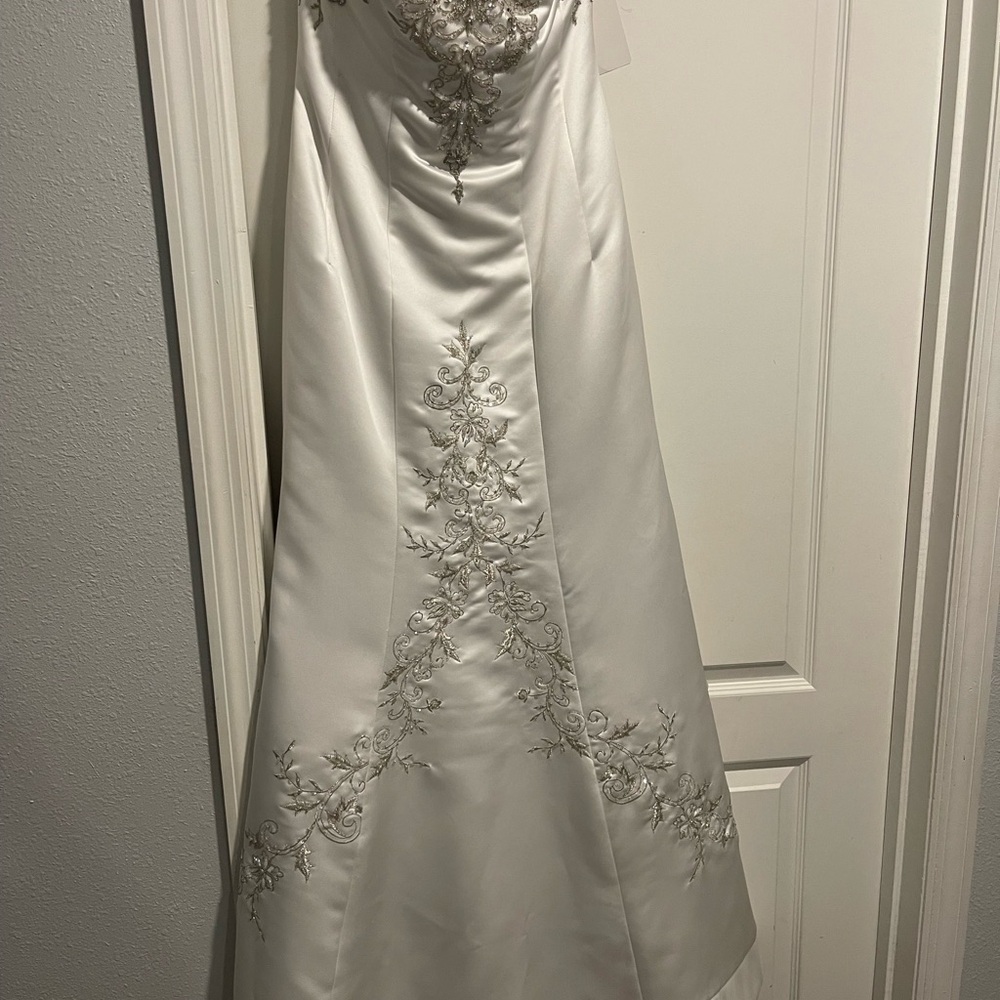 Chic White Satin Dress with Silver Embroidery